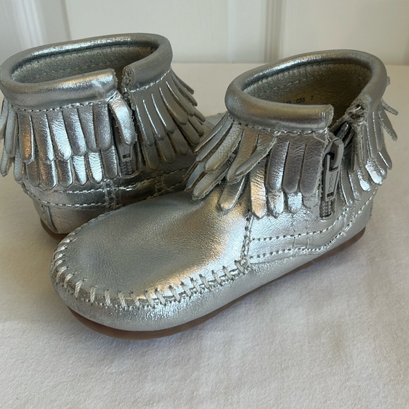 Minnetonka Toddler Double Fringe Side Zip Moccasin Boots Metallic Silver - Picture 2 of 8